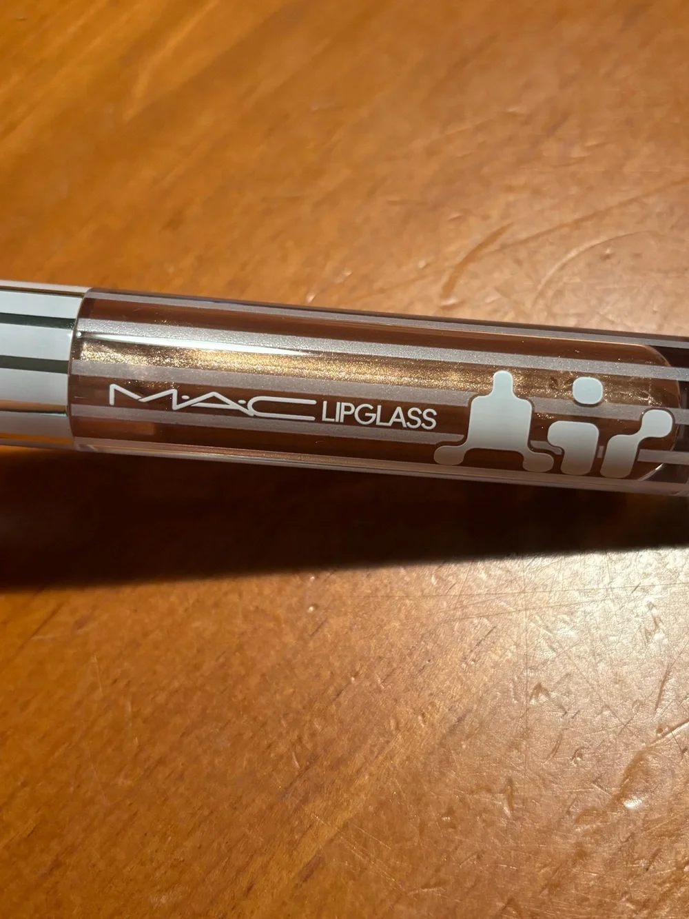MAC Lipglass Air Non-Sticky Lipgloss Accolade